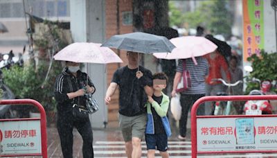 防午後大雨！周末悶熱水氣減 鋒面接力下周7天溼答答 - 生活