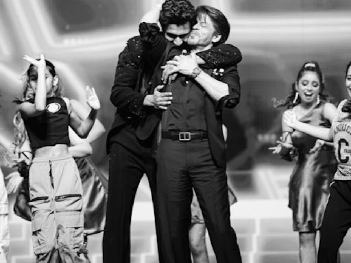 Vicky Kaushal Gets Emotional Co-Hosting With Shah Rukh Khan At IIFA 2024: 'I Lived Many Dreams' (PHOTOS)