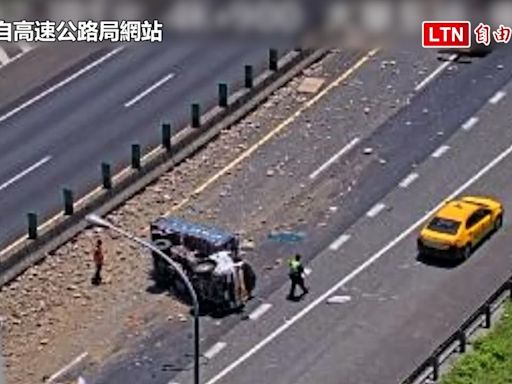 貨車載運碎石國1上翻覆 駕駛脫困送醫救治(翻攝高速公路局網站) - 自由電子報影音頻道