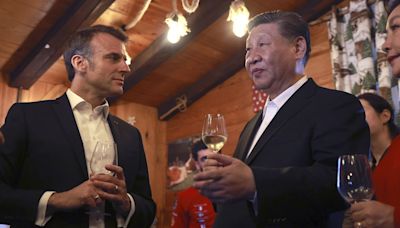 Macron invita al presidente chino a una copa de vino con danzas folclóricas en los Pirineos