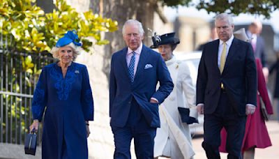 Charles III : il fait un choix lourd de sens entre Camilla et son frère le prince Andrew