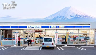 富士山沒得拍了！爆紅超商前拉黑幕趕客