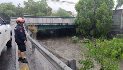 Inician cierres viales en Nuevo León por fuertes lluvias provocadas por ‘Alberto’