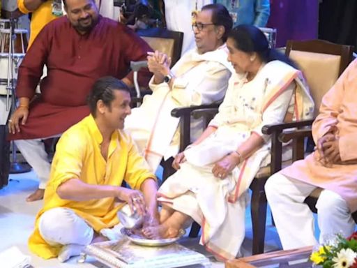 Sonu Nigam kisses Asha Bhosle’s feet, washes them with rose petals