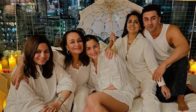 Picture perfect: Alia Bhatt twins in white with Soni Razdan, Neetu Kapoor and Ranbir Kapoor in Mother’s Day post