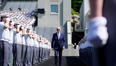 Biden recuerda a cadetes graduados de West Point que deben afrontar amenazas "como nunca antes"