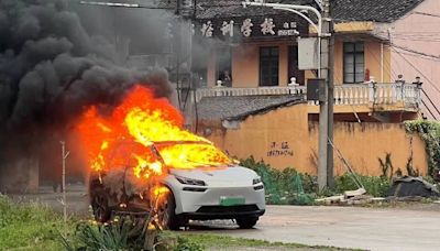 浙江一新能源車突自燃 目擊者：行駛時已冒煙 司機下車逃過一劫