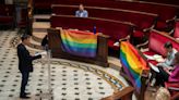 La bandera LGTBIQ+ se le atraganta al PP mientras Vox presiona contra la diversidad