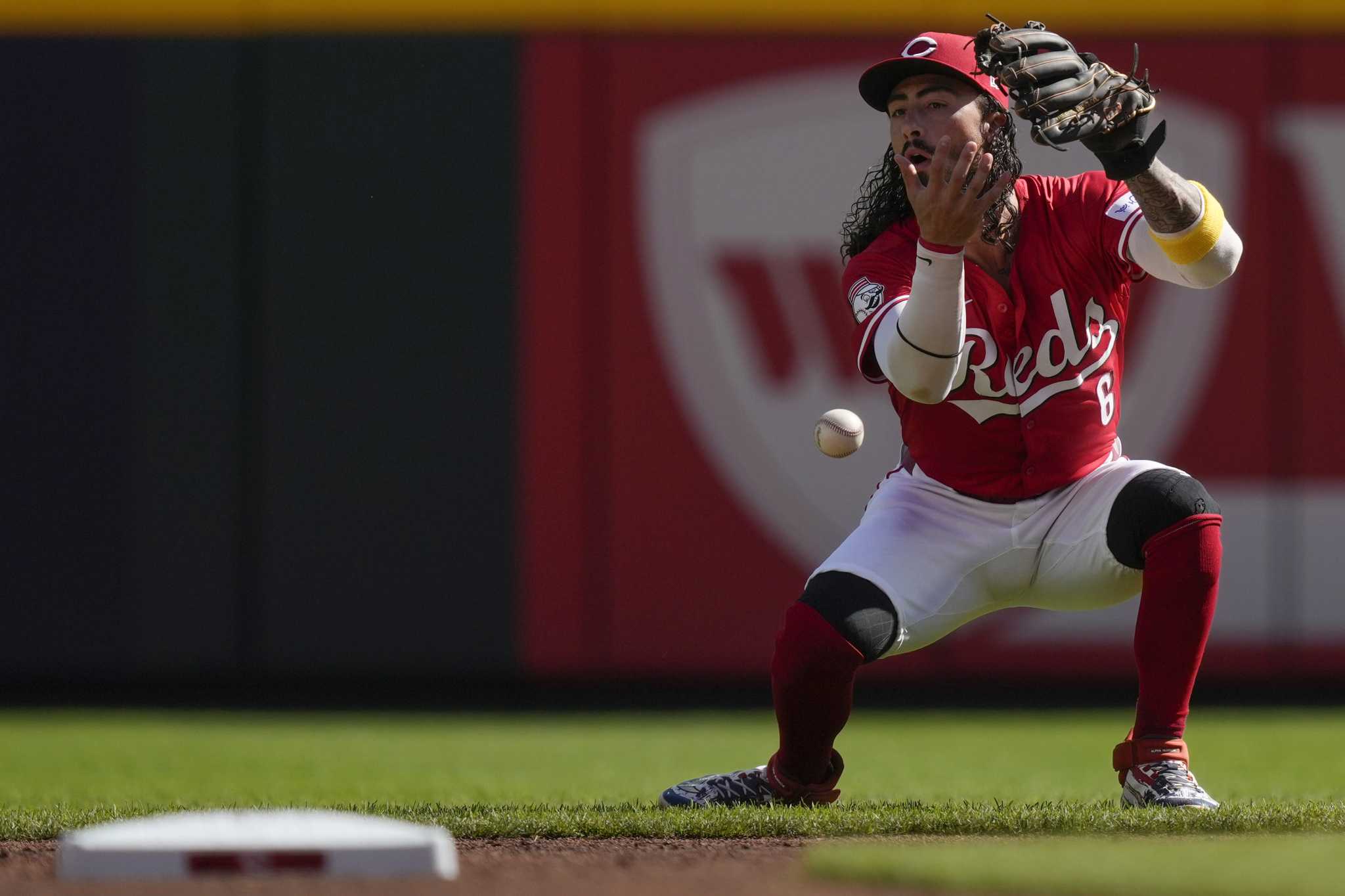 Santiago Espinal's bloop single drives in 2 runs as the Reds hold off the Astros for a 5-3 win