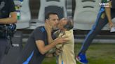 Cómanse a besos esta noche: el momento HOT entre Lionel y Scaloni y un utilero de la Selección argentina tras la victoria frente a Ecuador en la Copa América