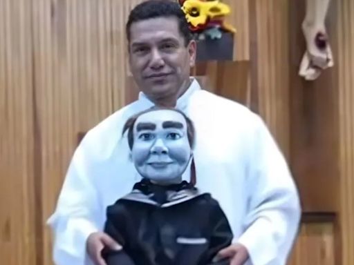 Sacerdote de Coahuila utiliza muñeco para dar misa y provoca miedo