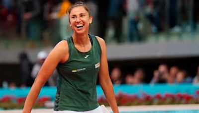 Sara Sorribes desespera a Victoria Azarenka en un partido larguísimo y se cita con Iga Swiatek