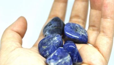 La piedra semipreciosa color azul ultramar que es un poderoso talismán energético: cómo activar sus propiedades