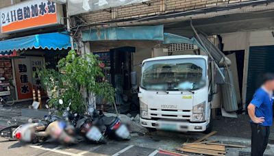 物流車忘拉手煞車「倒退嚕闖路口」 失控畫面曝！連撞7車撞進民宅釀1人傷｜壹蘋新聞網