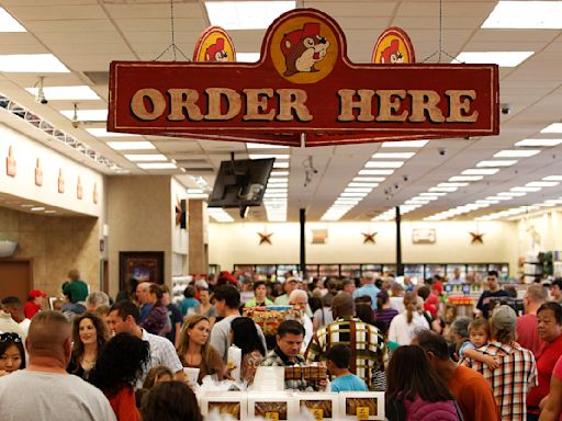 How Buc-ee's ranks with other retailers on its entry-level wages