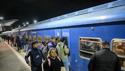 Viaje en el "tren del infierno": cómo es ser pasajero del San Martín y no saber si se llega a destino a salvo