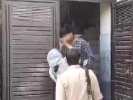UP Woman Catches Husband Cheating On Her, Slaps Him In Front Of Police. Video Viral - News18