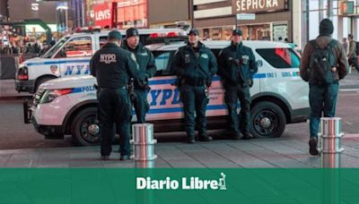 Hombre es macheteado en ambas piernas en Times Square