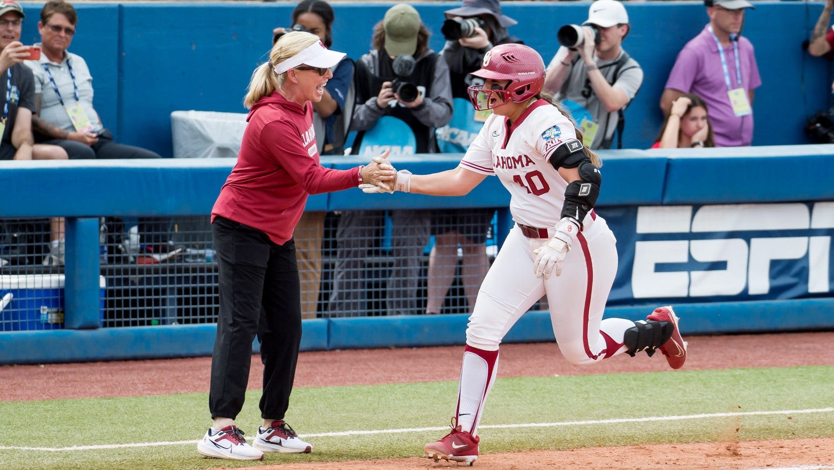 WCWS 2024 highlights, results: Oklahoma beats UCLA as Kelly Maxwell dominates Bruins, Brady