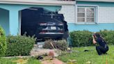 Video: carro se estrella contra una casa en Hialeah y queda adentro de la vivienda