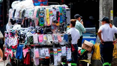 Vendedores ambulantes de Medellín temen que aumenten desalojos y empiecen a "perseguirlos"