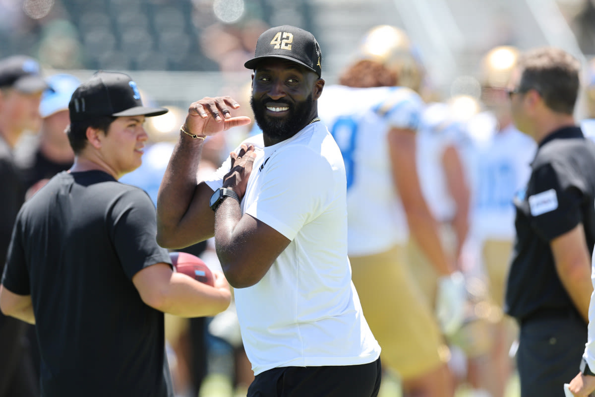 UCLA Football News: DeShaun Foster Declares Himself Sole Play Caller for Bruins