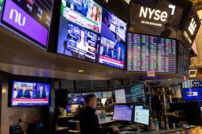 S&P, Dow end slightly up, extend closing streaks despite Disney drag