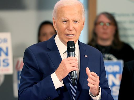 Biden visita al mayor sindicato del país para reafirmar su apoyo en medio de las presiones