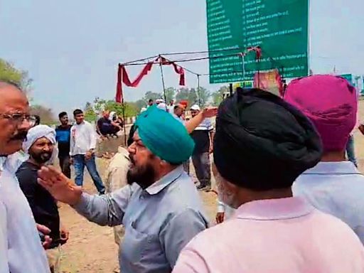 Shambhu locals, shopkeepers protest blocking of highway by protesting farmer unions