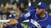 Otro buen relevo del cubano Martínez en béisbol japonés - Noticias Prensa Latina