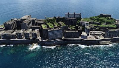 Cómo es la isla con forma de barco acorazado que se ubica cerca de Japón
