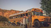 Secretos de una vida nómade: la familia argentina que recorre América hace 21 años en un autobús escolar