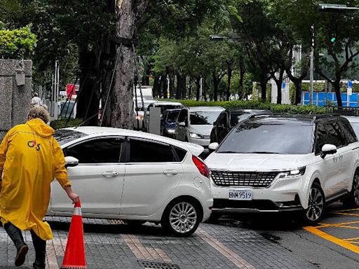 凱米颱風來襲 台中百貨及影城「正常營業」、停車場塞爆