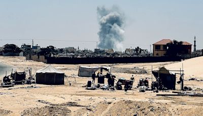 Israeli forces step up bombing of Rafah as tanks try to push west