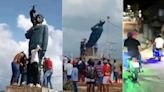 Derriban al menos cinco estatuas de Chávez durante protestas en Venezuela