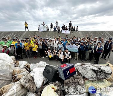陸蟹保育聯盟城西家園清淨活動 近200人參加清出2500公斤垃圾