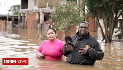 Inundações no Rio Grande do Sul: casal enfrenta água gelada até o peito para ver o que sobrou de casa alagada