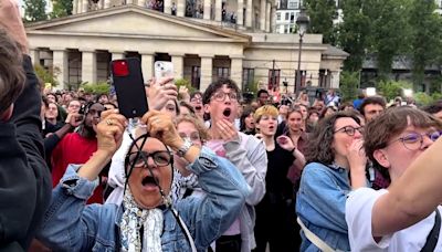 Vídeo | Gritos de alegría y lágrimas de alivio: así celebran en París los sondeos que dan la victoria del Nuevo Frente Popular en las legislativas