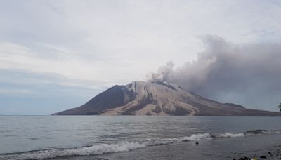 Evacuation continues following Indonesia's Ruang volcano eruption