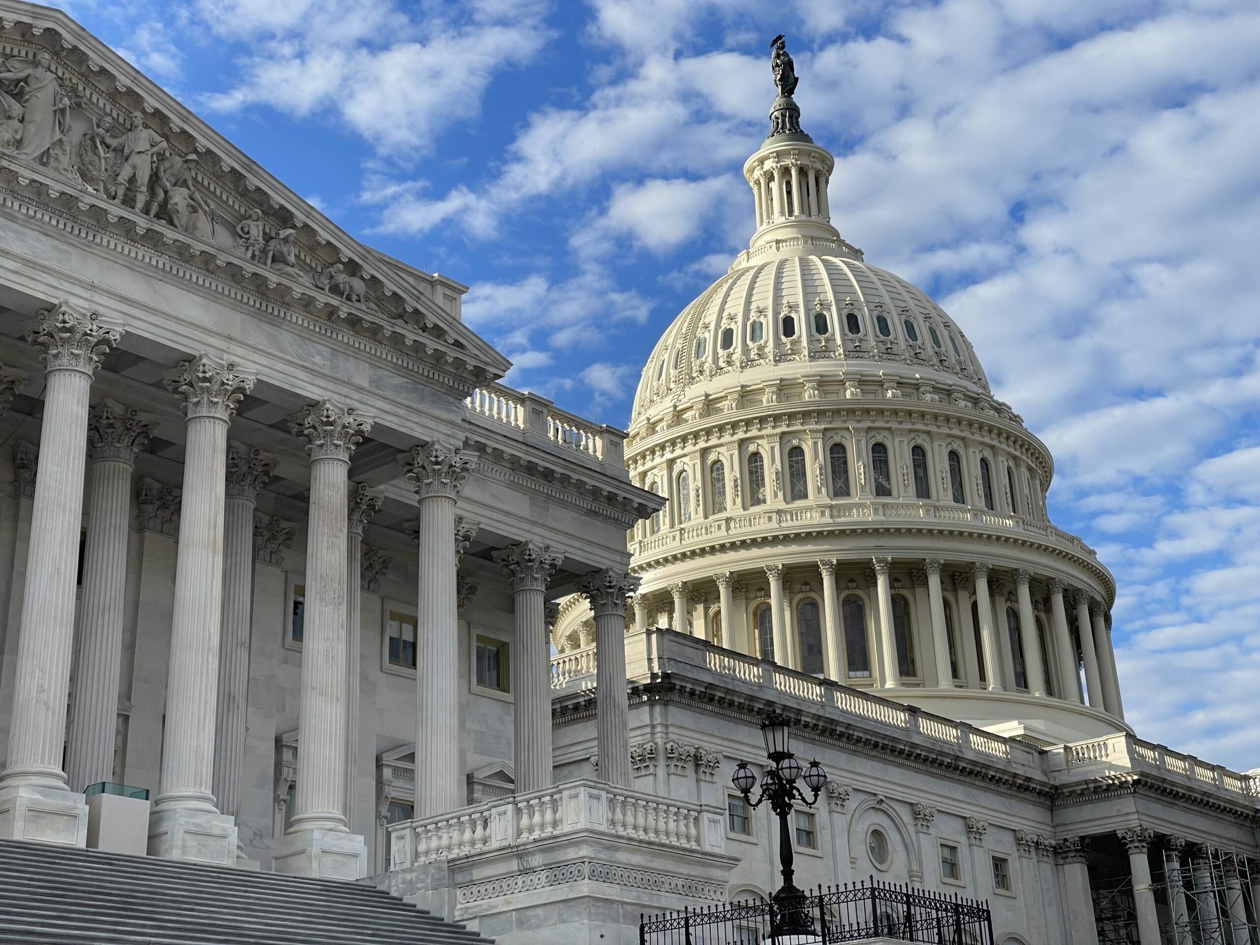 Sen. Murkowski joins Democrats to support IVF bill