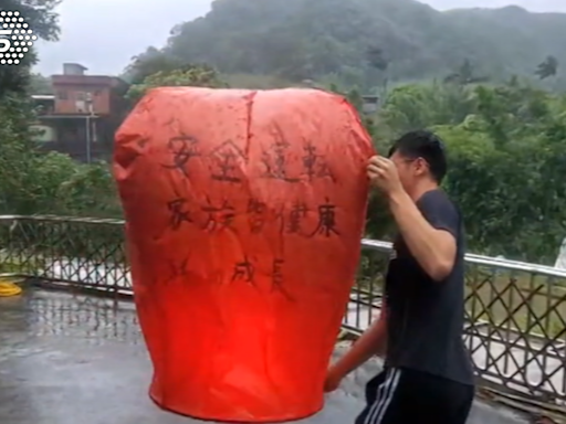 不畏風雨行程照舊 日本遊客冒雨放天燈