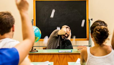 "Un profesor me dijo que al entrar a clase se pone más cerca de la puerta, por si tiene que salir corriendo": cómo se explica el preocupante aumento de las agresiones que sufren los profesores en todo el mundo