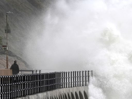 Rescatan a un hombre aferrado a una nevera en alta mar en la costa de Florida tras el huracán Milton