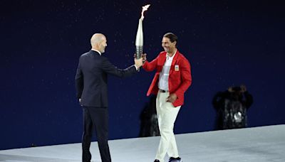 Zinedine Zidane entrega la antorcha olímpica a Rafa Nadal en la ceremonia de apertura de los JJOO