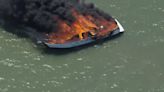Vivas de milagro: rescatan a dos personas de barco en llamas en California