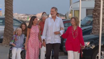 La familia real posa al completo en una cena en Mallorca cargada de anécdotas y tiernas imágenes