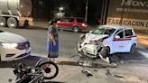 Taxista le corta la circulación a joven motociclista y lo manda al hospital