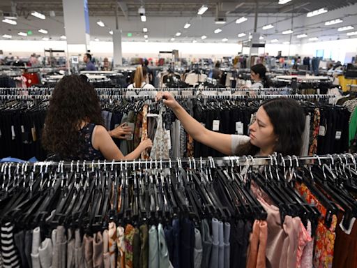 US Retail Sales Post Surprise Gain, Helped by Online Stores