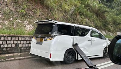 車Cam直擊：西沙路吊臂車油壓腳滑出 七人車被擊中司機受傷