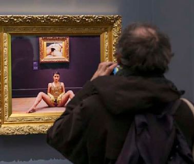 Arrojan pintura roja al cuadro “El origen del mundo” de Courbet en un museo francés
